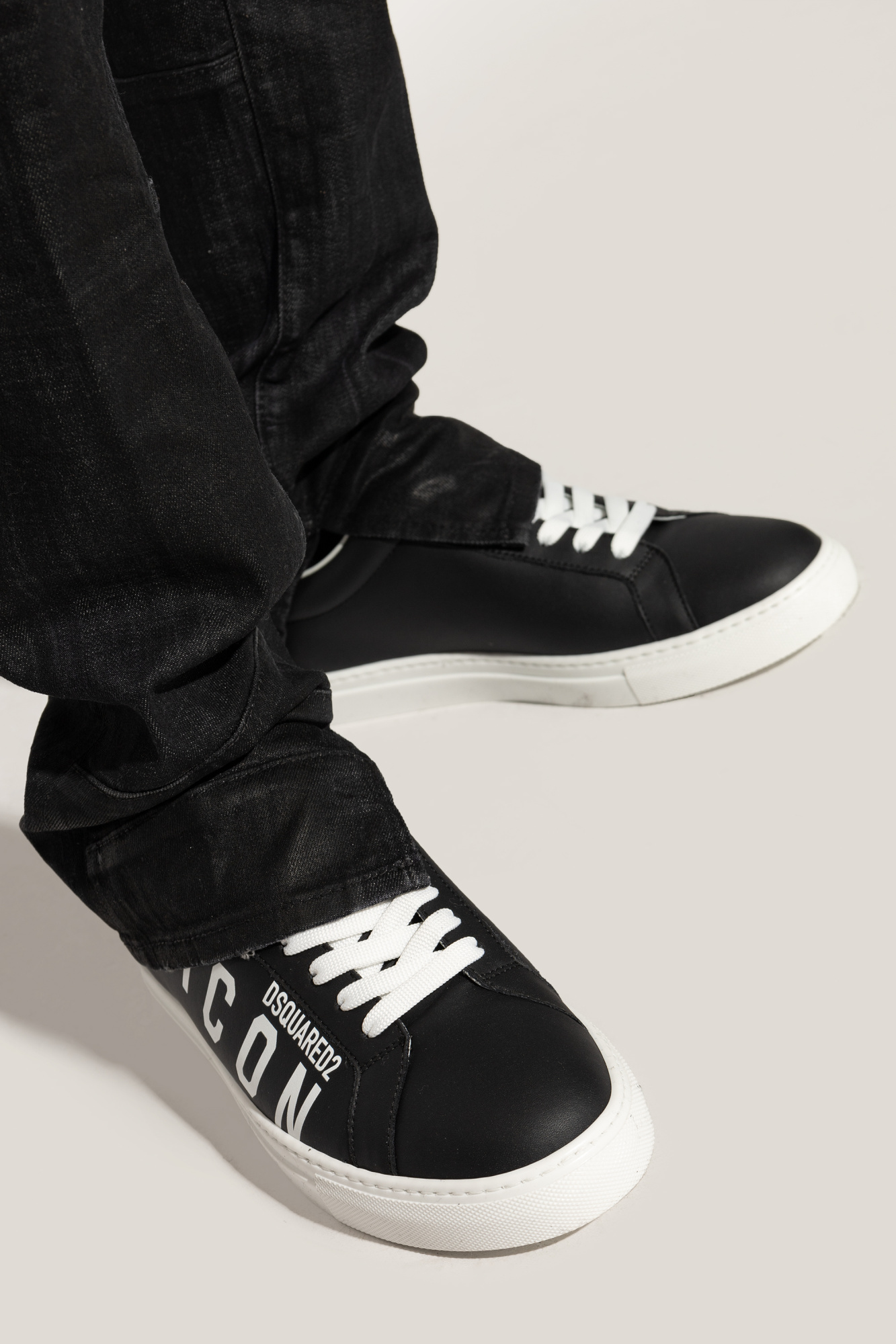 Dsquared2 ロコエンヘリッシュフラ D8R0057300 014 DSQUARED2 logo-embossed Slides | Black | FARFETCH JO
